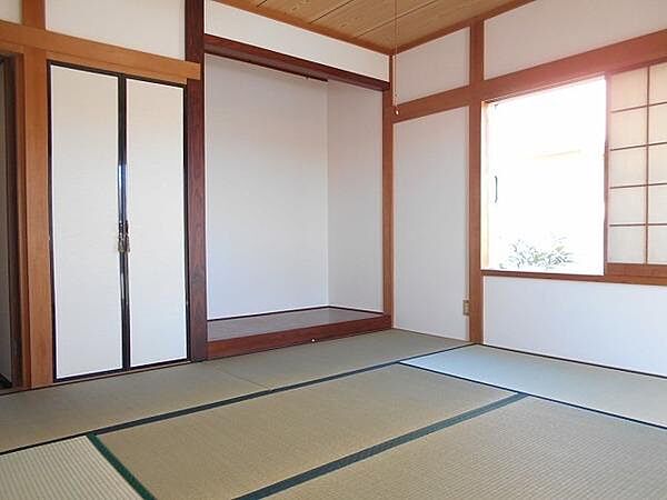 落ち着いた雰囲気の和室です。障子窓からやわらかな光が入り心が安らぎます。押し入れが設けられており収納スペースも確保されています。床の間があり伝統的な趣を感じられます。