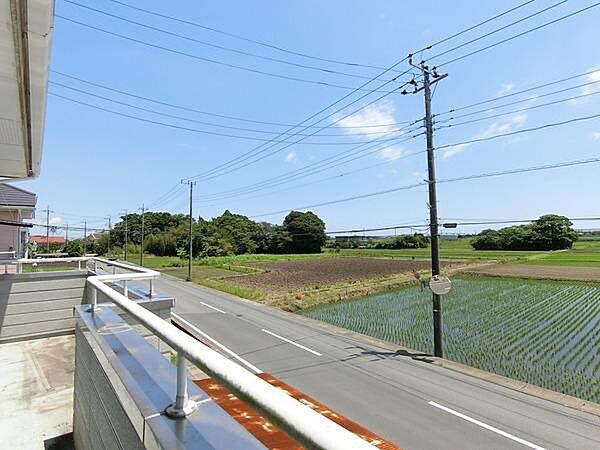 開放感のある現地からの眺望です。道路や田畑が広がりすっきりとした景色が特長です。バルコニーから季節の移り変わりを感じられます。周囲に高い建物が少なく見晴らしが良好です。