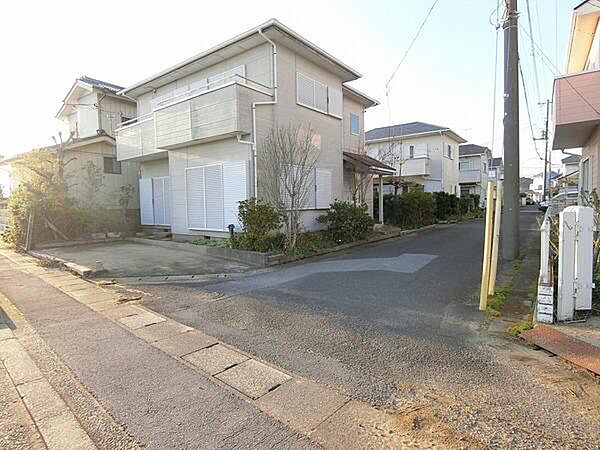 角地に位置するため開放感があります。日当たりが良く自然光がしっかり差し込みます。周辺には緑も多く静かな環境です。建物全体が明るい印象を与えます。駐車スペースが確保されています。