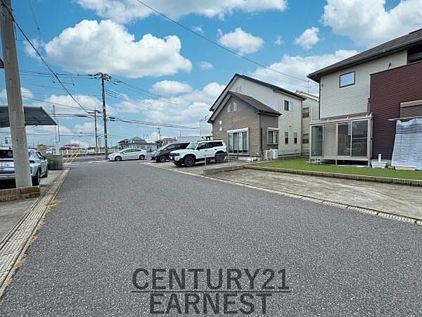 前面道路は広々としており車の出入りがしやすい印象です。周辺には整った住宅が並び落ち着いた環境が伺えます。道路面もきれいに整備されています。青空が広がる街並みで日当たりも確保されています。