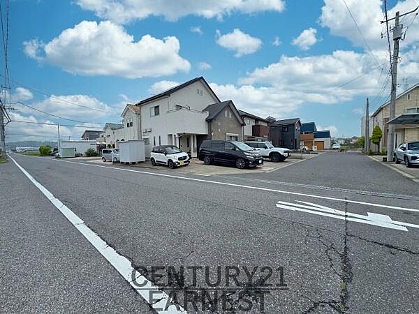 前面道路は幅員が広く車の出入りがしやすい環境です。周囲には整然とした住宅が並び街並みもすっきりとしています。電柱や標識も整備されており交通状況が分かりやすい点が特徴です。