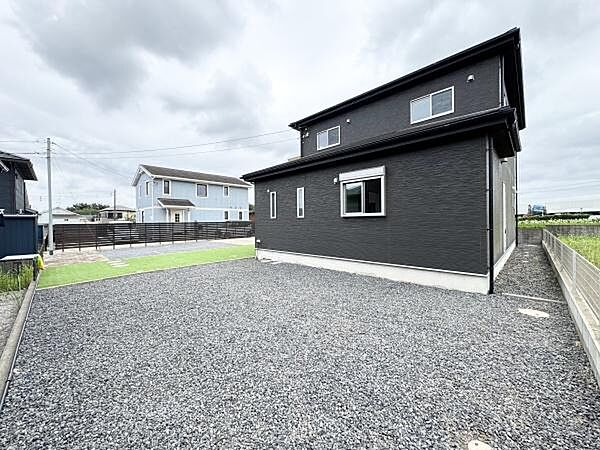 広々とした敷地が魅力の外観です。シンプルなデザインで周囲との調和も感じられます。車の出入りもスムーズにできるスペースが確保されています。住まいの利便性を引き立てるポイントです。