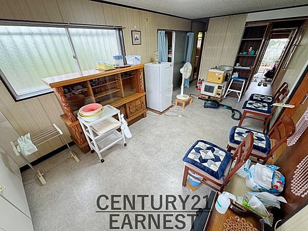 広々としたリビングには大きな窓があり自然光が心地よく差し込みます。収納棚やチェアが複数置けるゆとりある空間設計です。床はメンテナンスしやすく日常の使い勝手にも配慮されています。