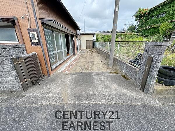 建物横に駐車スペースが確保されています。敷地内なので出し入れがしやすいです。フェンスに囲まれているため隣地との区切りもしっかりしています。駐車場部分は舗装と砂利で構成されています。