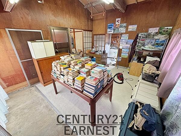 木の温もりが感じられる室内は落ち着いた雰囲気です。広々とした空間で収納やレイアウトも自在に工夫できます。大きな窓から光が入り明るさを確保しています。趣味のコレクションにも適したスペースです。
