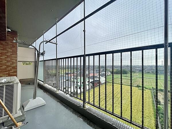 バルコニーからは視界が広がる景色が楽しめます。しっかりとした手すりとネットで安全面にも配慮されています。天候に左右されにくい構造で様々な用途に活用が可能です。空間に余裕が感じられるバルコニーです。