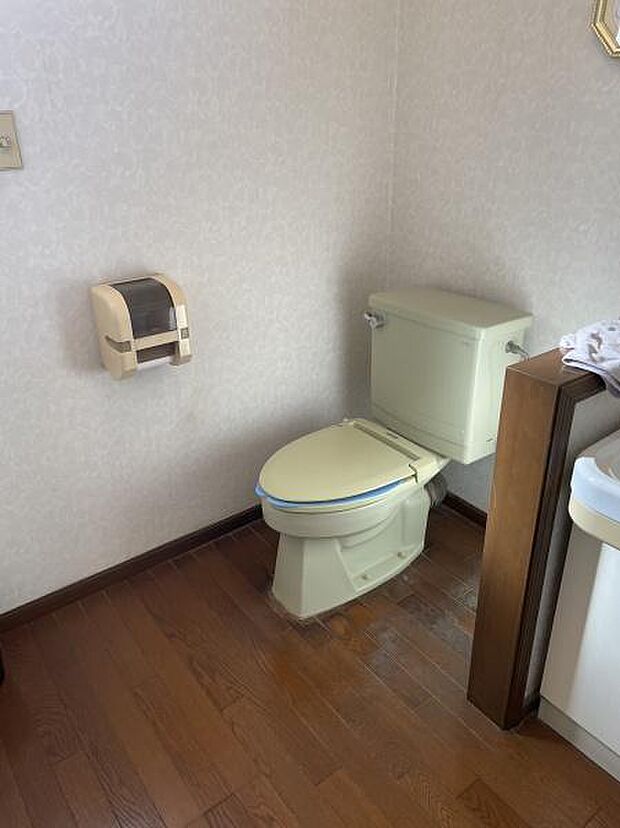 2Fトイレ　トイレ内に洗面化粧台があり便利です