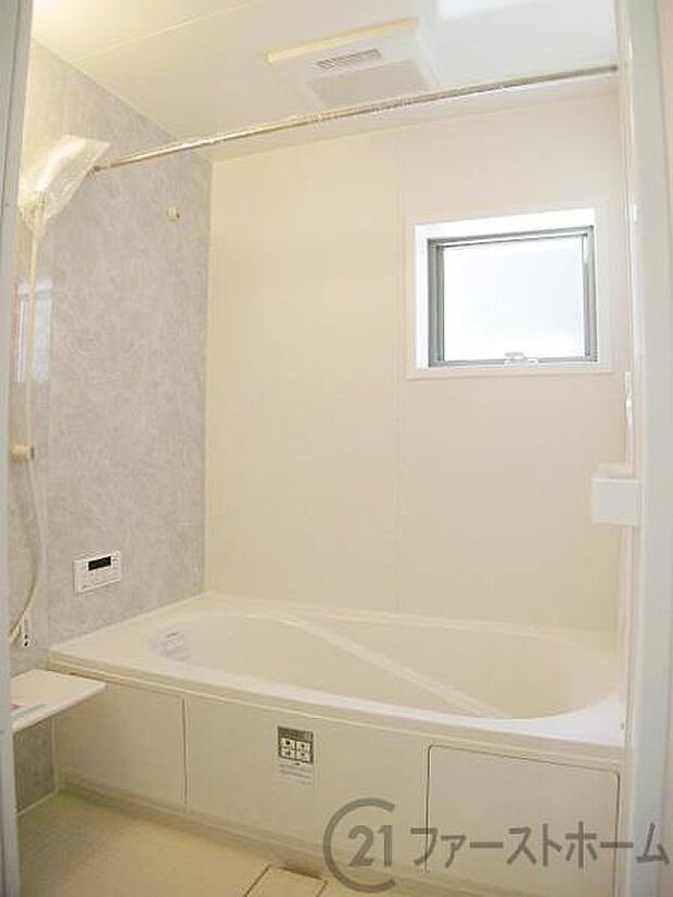 一日の疲れをゆっくり癒せる一坪タイプの浴室です♪　追い炊きもできます。