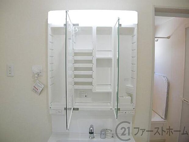 三面鏡の内側は小物がしっかり仕舞える収納になっております。