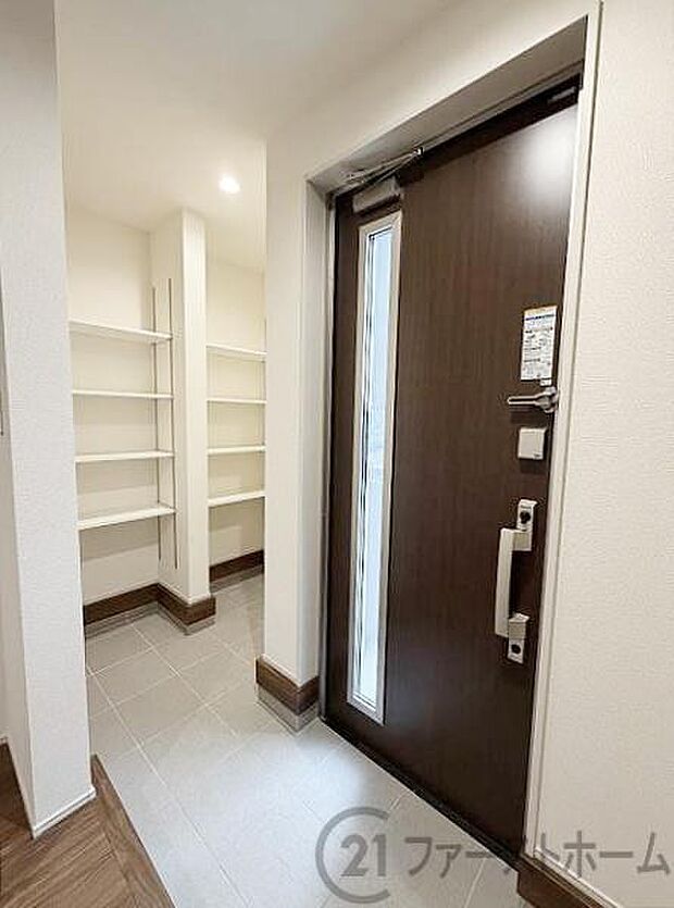 下足箱の他に玄関収納もあり便利です