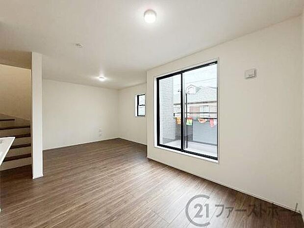 家族が自然と集まる広く明るいリビングです♪