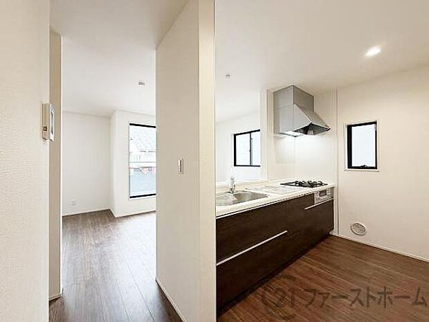 対面キッチンでご家族との会話も弾みますね。