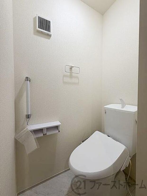 ウォシュレットは1階と2階の両方についています。 手摺もついて安心ですね♪