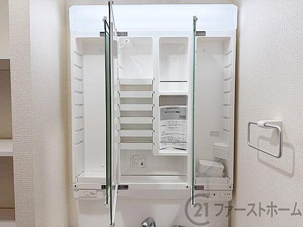 鏡の内側は小物がしっかり仕舞える収納になっております。