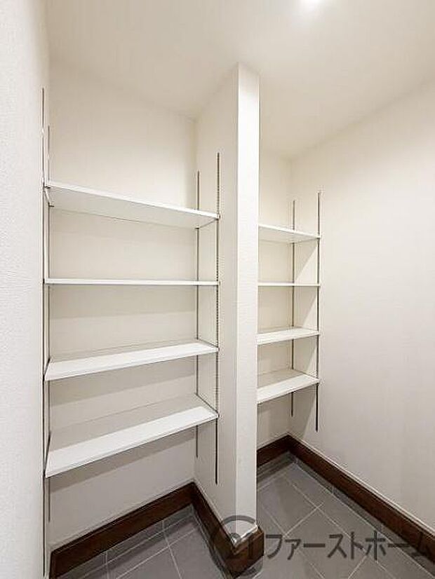 玄関はベビーカーやアウトドア用品なども収納できます。