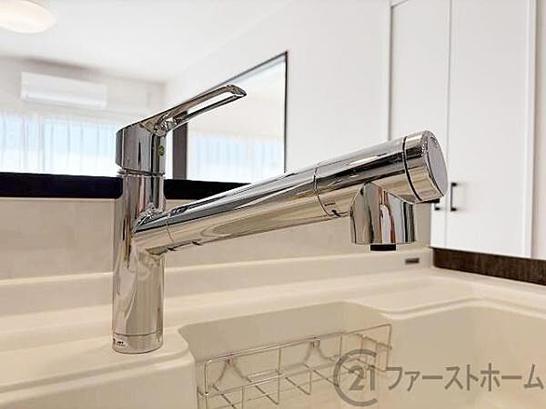 浄水器一体型のキッチン混合水栓です。
