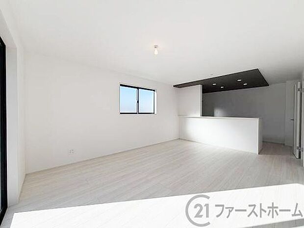 家族が自然と集まる広く明るいリビングです♪