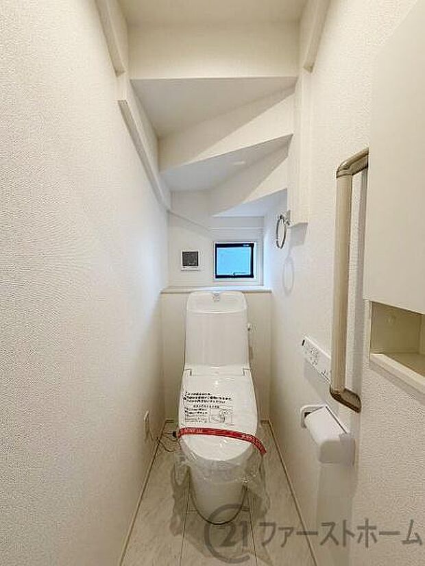 温水洗浄機能付き。手摺も付いて安心ですね。