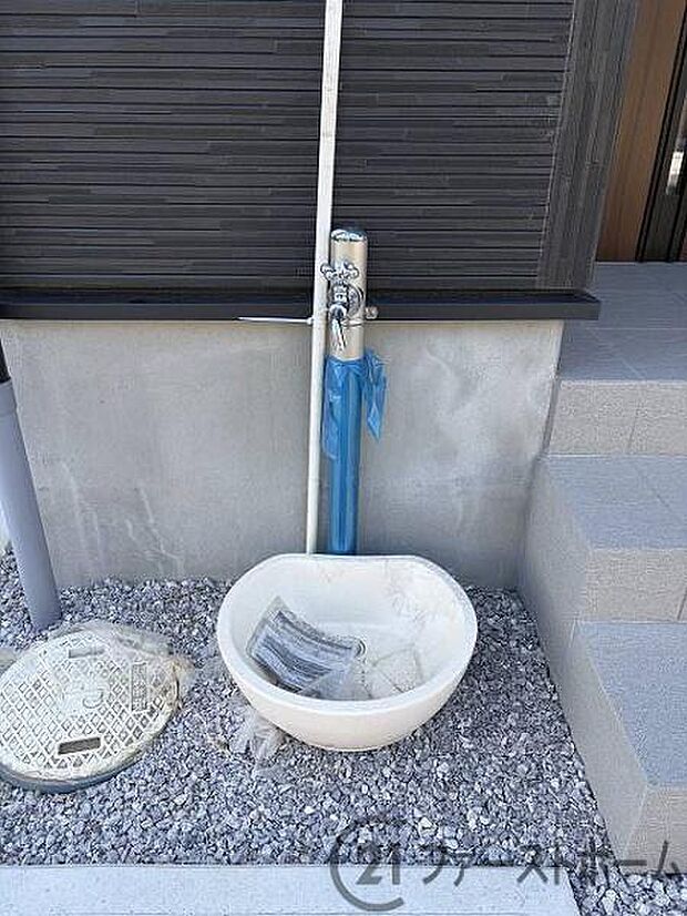 外水栓がありますので、天気の良い日は自宅で洗車ができます。