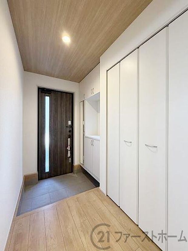 コの字型のシューズボックスがスッキリとした玄関を演出します。