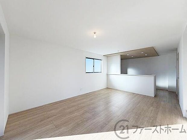 家族が自然と集まる広く明るいリビングです♪