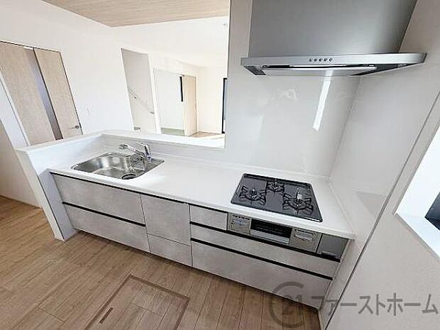 浄水器一体型のキッチン混合水栓、使い易い3口コンロ