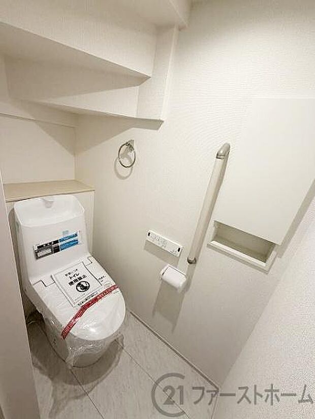 温水洗浄機能付き。手摺も付いて安心ですね。