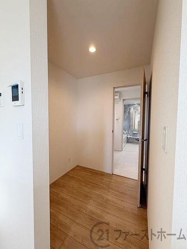 キッチンから洗面所、浴室へ繋がるパントリー