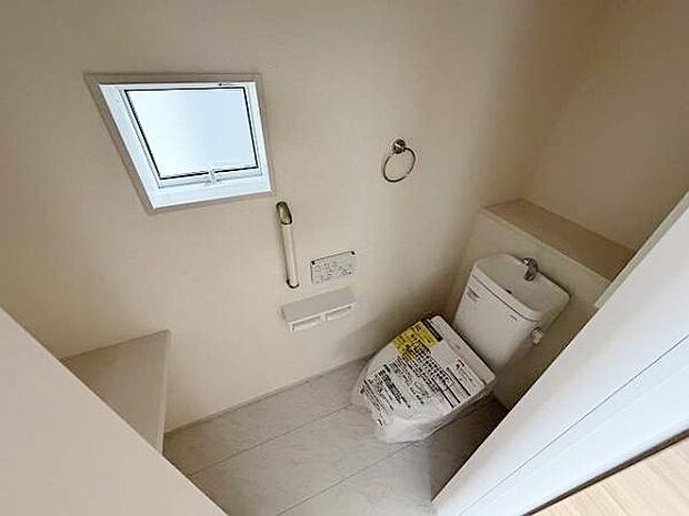 ウォシュレットは1階と2階の両方についています。 手摺もついて安心ですね。