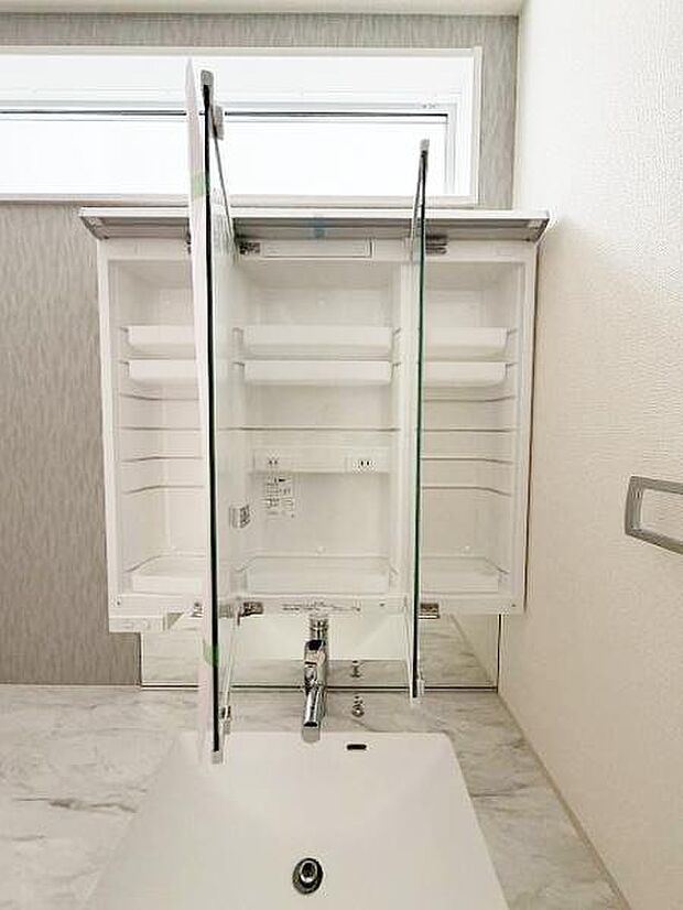 鏡の内側は小物がしっかり仕舞える収納になっております。