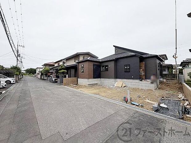 前面道路が広く開放感があります