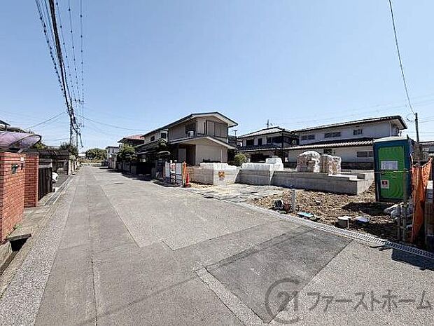 前面道路が広く開放感があります