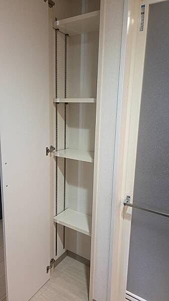 洗面所にも便利な収納付き。