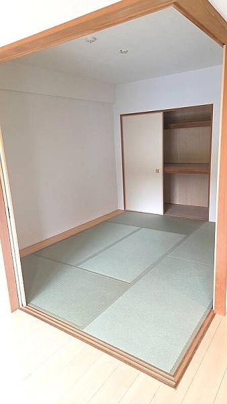 ひと部屋あると嬉しい和室。お子様が遊んだりお昼寝したりするのにも柔らかい畳の上だと安心です。