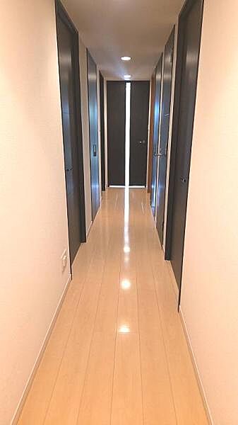 廊下にも収納が2箇所ございます。