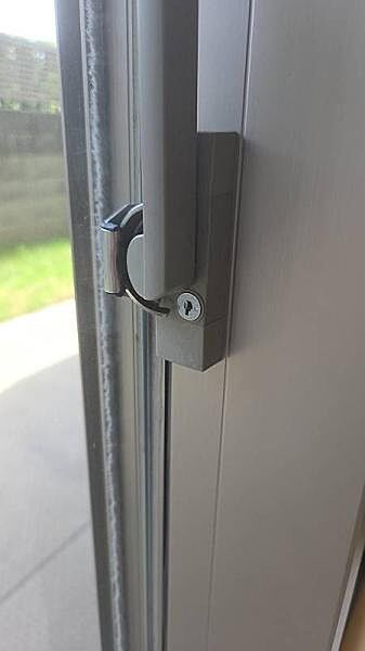 各居室の窓のクレセント錠には鍵が有り。防犯対策もしっつかりとしております。