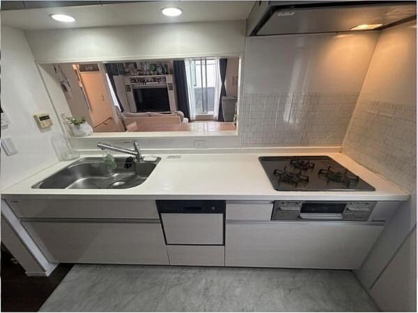 AIを使用し家財を消去した加工写真です。カウンターキッチン、食洗機完備です