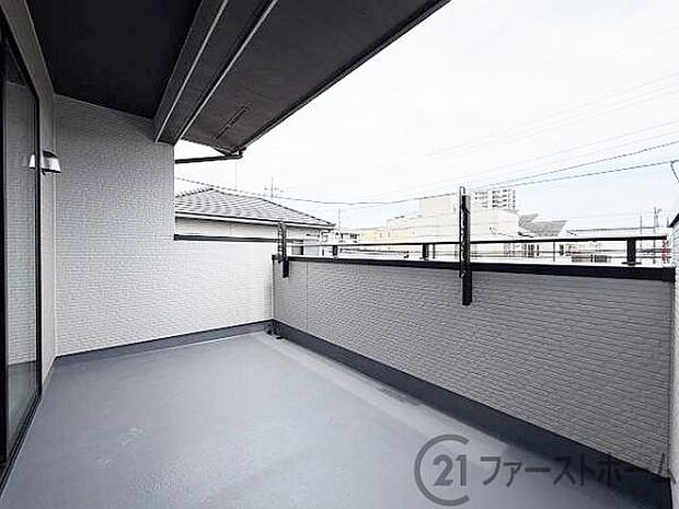 奥行のある広いバルコニーです
