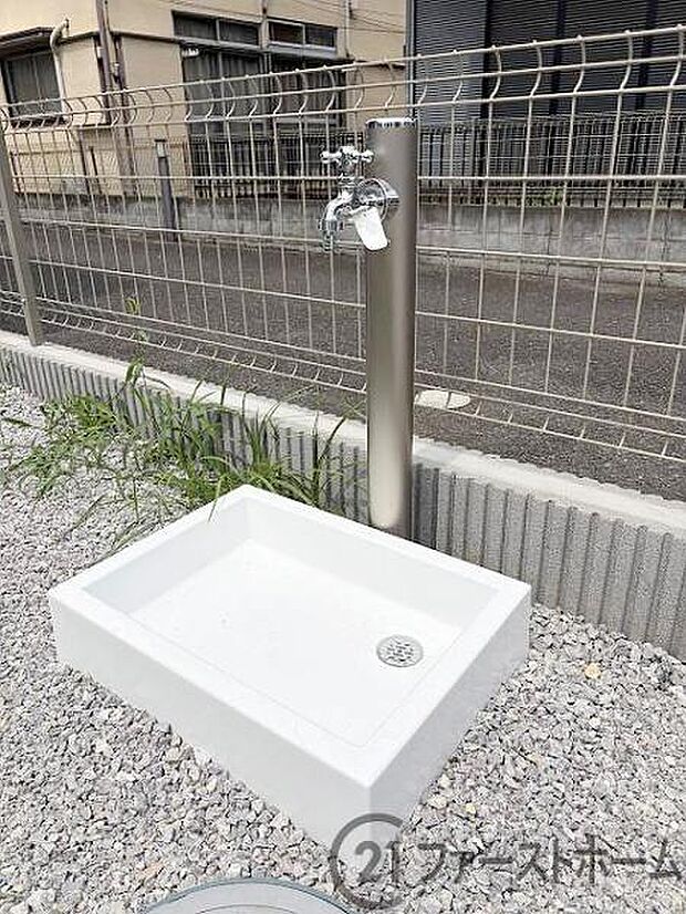 外水栓がありますので、天気の良い日は自宅で洗車ができます。