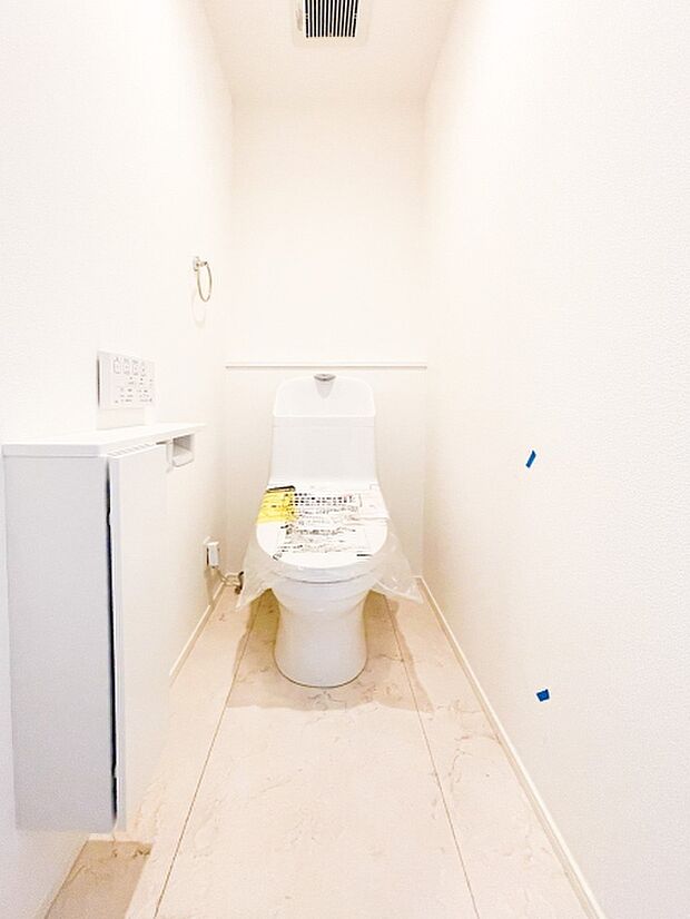 【Toilet】  いつまでも清潔な空間であって頂けますように、目に留まるだけではなく、汚れをふき取り易いフロアと壁紙をチョイス致しました。