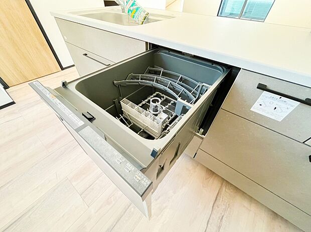 【自動食器洗浄乾燥機】・あったらいいなの代表的な設備である食洗機。ビルトイン型なので、おさまりもよく、使い勝手も良好です。料理をするのは好きだけど、後片付けは苦手な方に重宝します。洗う手間がないので、