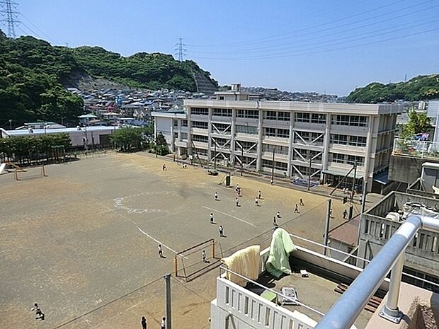 横須賀市立粟田小学校まで980m、横須賀市立粟田小学校