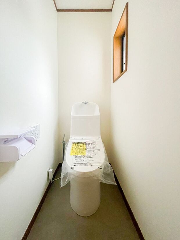 【Toilet】  いつまでも清潔な空間であって頂けますように、目に留まるだけではなく、汚れをふき取り易いフロアと壁紙をチョイス致しました。