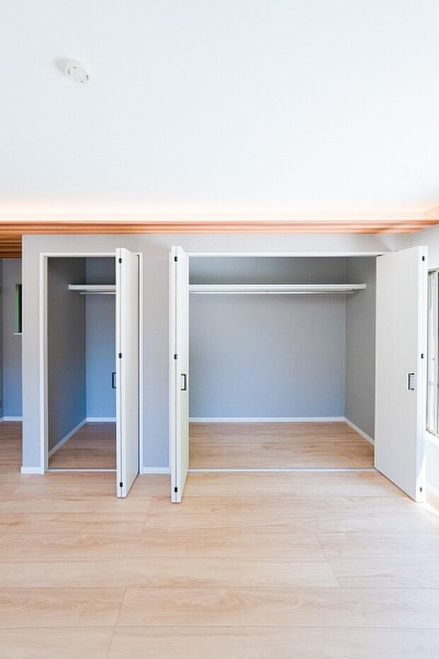 【Private room】  2面採光で光を集めるプライベートルームはゆっくりと落ち着く空間です。クローゼットもございますので、収納家具を新たに揃える準備も省け、なにより居住空間を広く使えるので快適