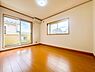 寝室：2面採光で光を集めるプライベートルームはゆっくりと落ち着く空間です。クローゼットもございますので、収納家具を新たに揃える準備も省け、なにより居住空間を広く使えるので快適です。
