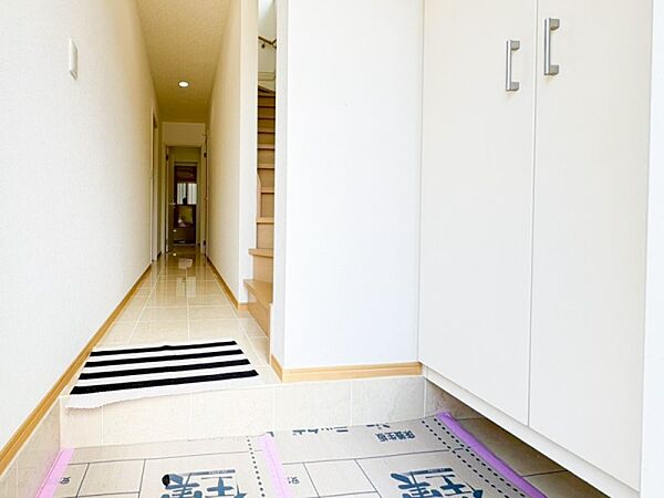 気品あるデザイン性を持つ玄関は、住む方の満足感を満たすクオリティ。帰宅するご家族や、訪れる方を気持ちよく迎える・安らぎに満ちた生活空間を予感させてくれます。
