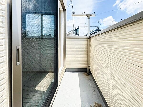 【Balcony】  気持ちのいい空が見渡せる広いバルコニー。爽やかな風を感じて、心躍る素敵な暮らしがはじまります！