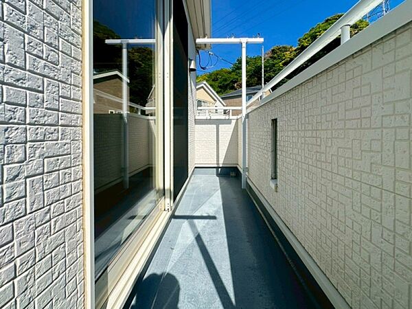 【Balcony】  バルコニーは風通しが良く、日中は日当たりも良好です！