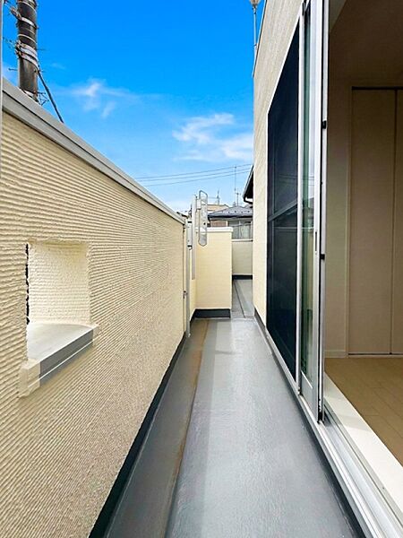 プライベート性が確保されたバルコニー。ワイドな空間にたっぷりの陽光が降り注ぎます。