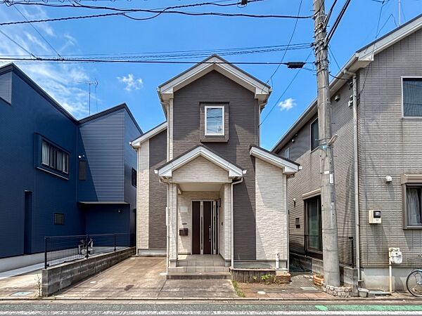 ふりそそぐ陽射しと開放的な空間形成。青空を背景に更なる美しさを醸す佇まい。